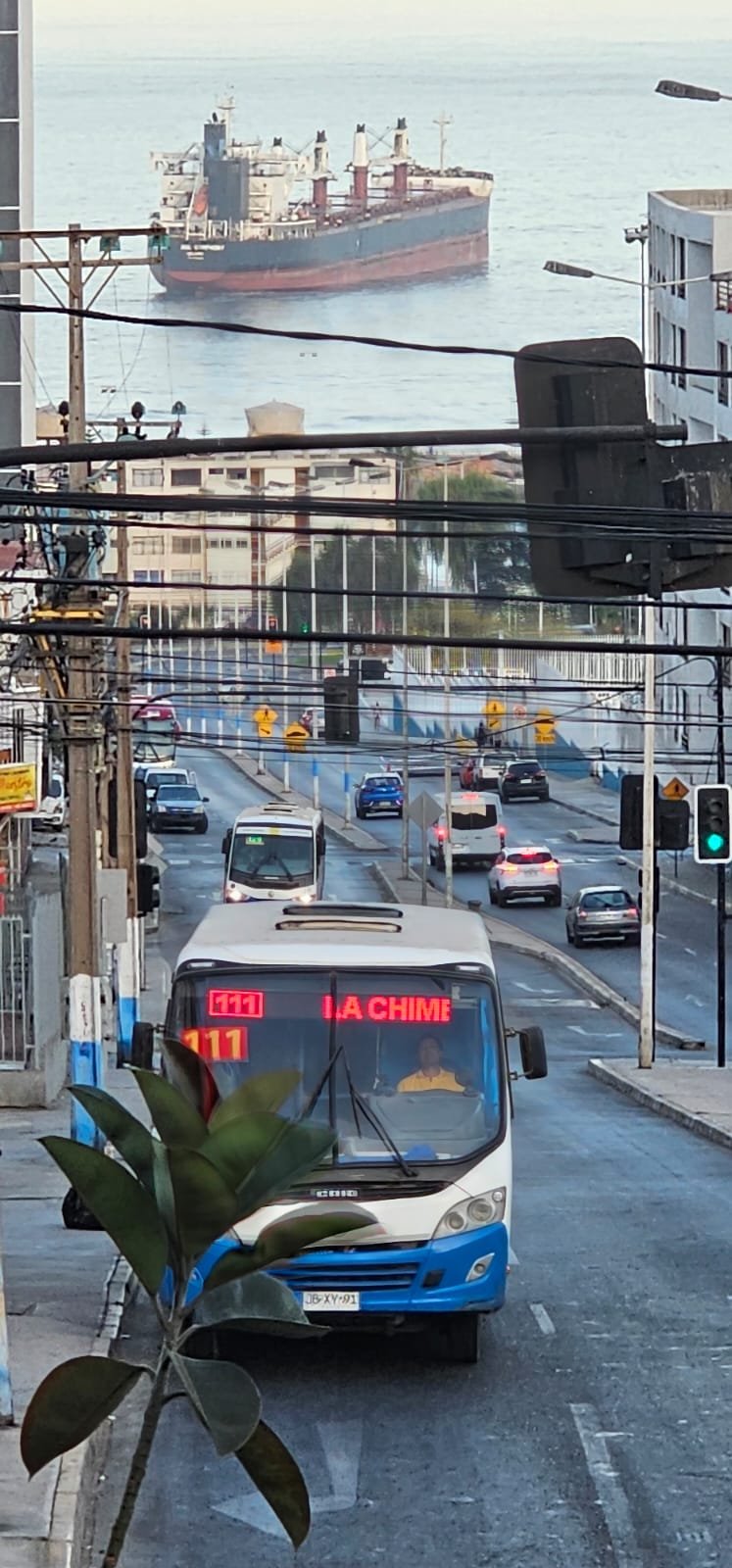 BARCO EN CALLE CERRO A MAR -  HOMERO AVILA 1